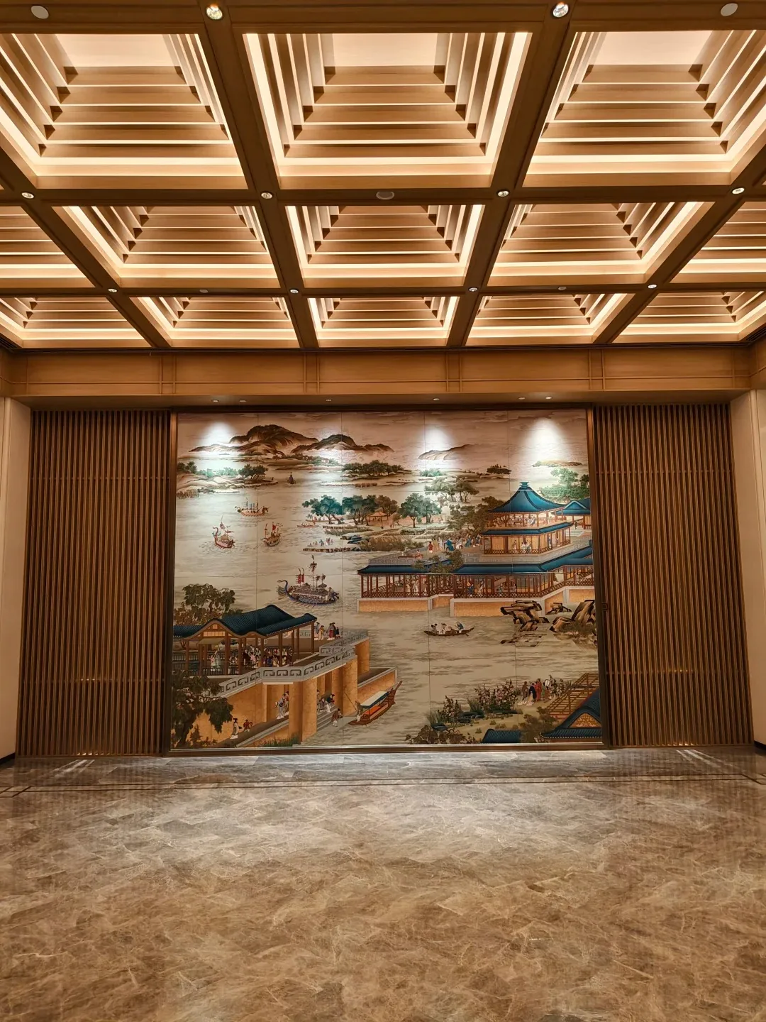 中国の庭園風景を描いたNUOリゾートホテル館内の大きな壁画