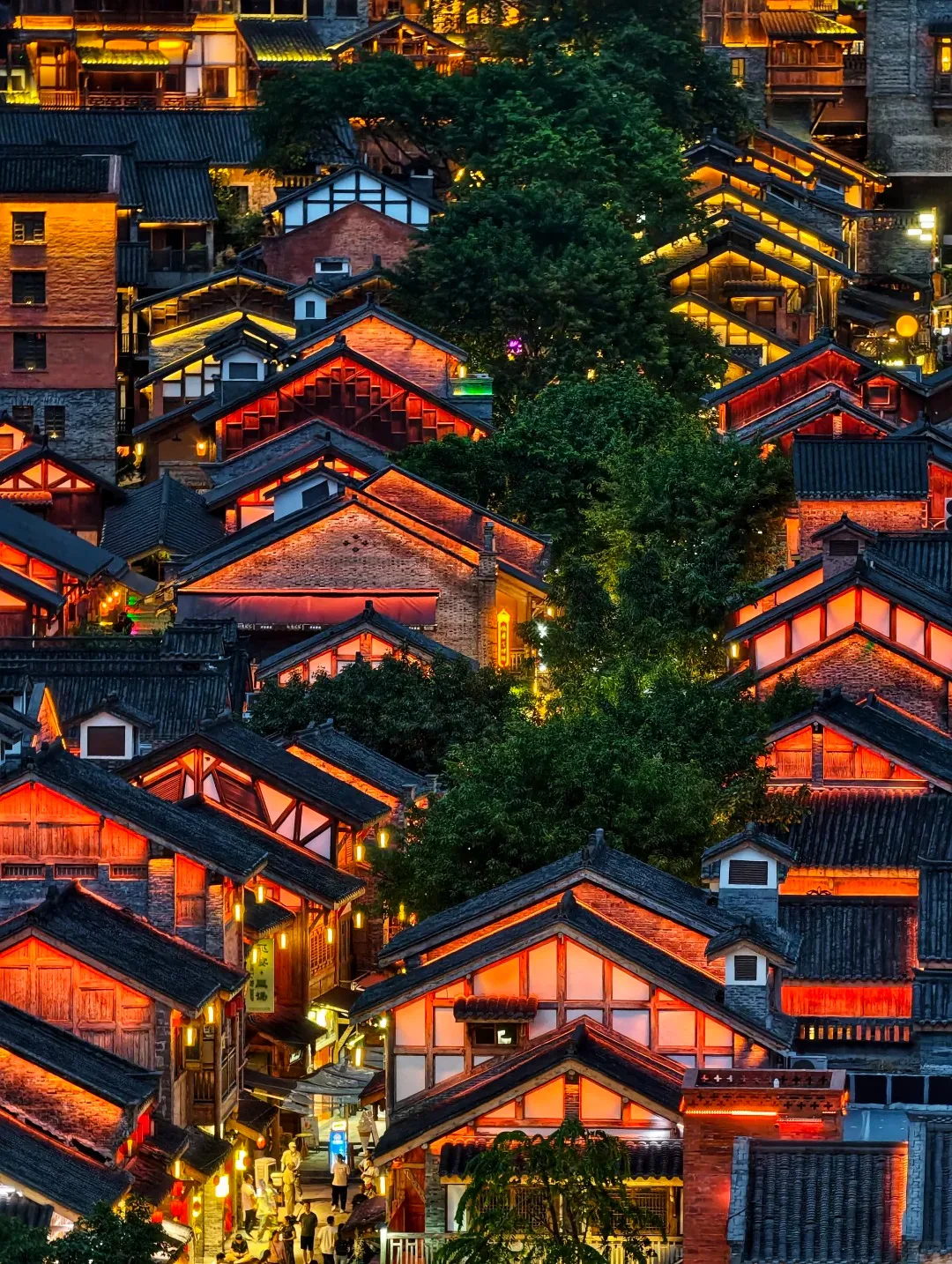 夜の十八梯に重なる屋根と階段