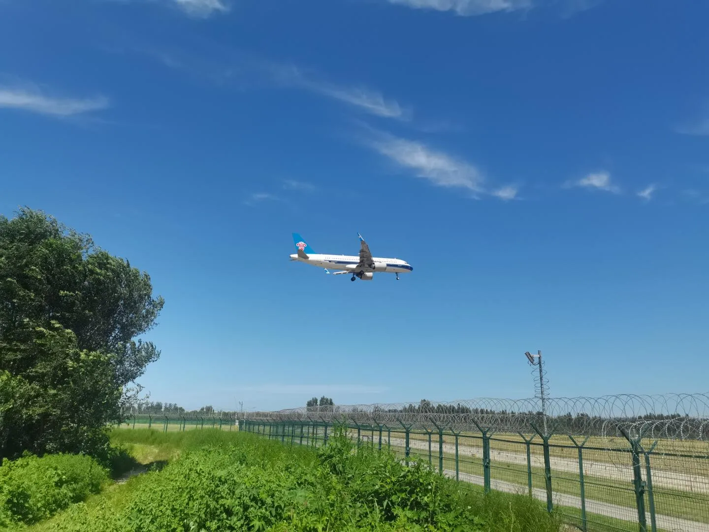 北京大興国際空港へ着陸する旅客機