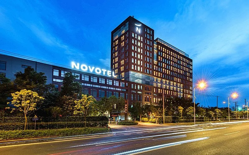 夕暮れ時のNovotel Shanghai Cloverのホテル外観