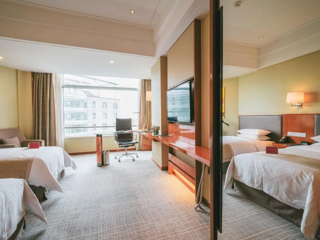 Twin guest room at Ramada Plaza by Wyndham Shanghai Pudong Airport