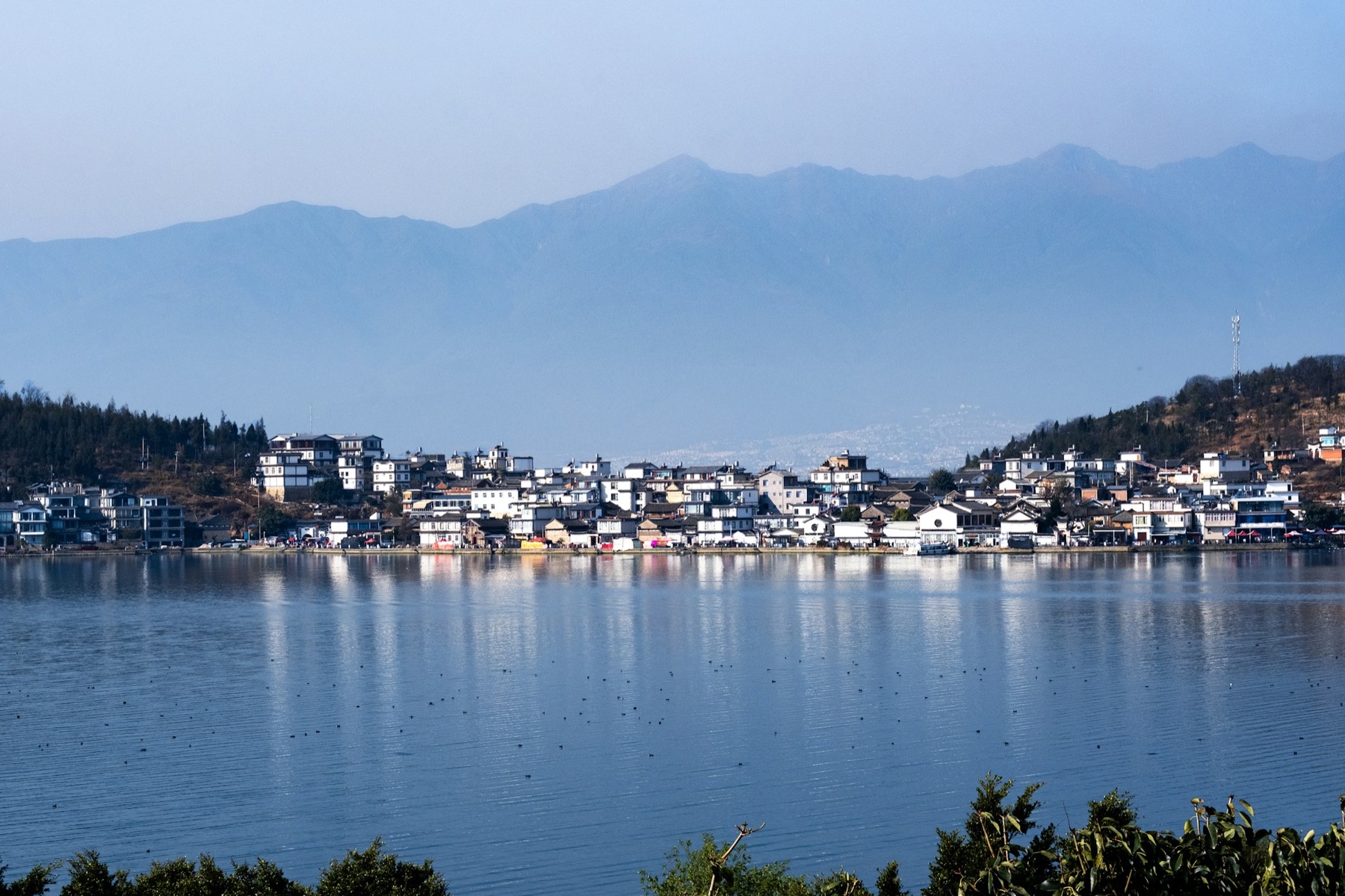 Ein Dorf am Erhai-See mit Cangshan-Bergen im Hintergrund