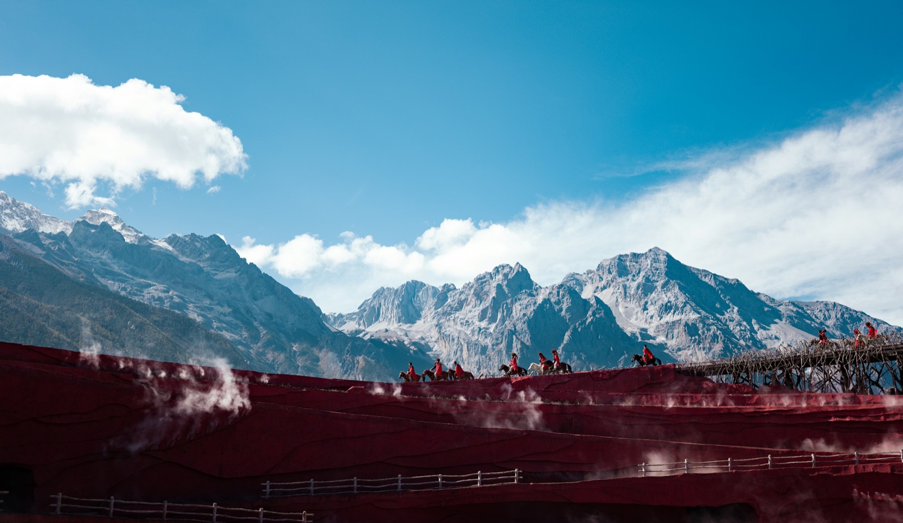 Jade Dragon Snow Mountain hinter der Hochlandlandschaft bei Lijiang