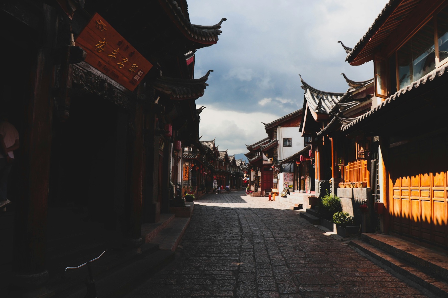 Kopfsteinpflastergasse mit traditionellen Gebäuden in der Altstadt von Lijiang