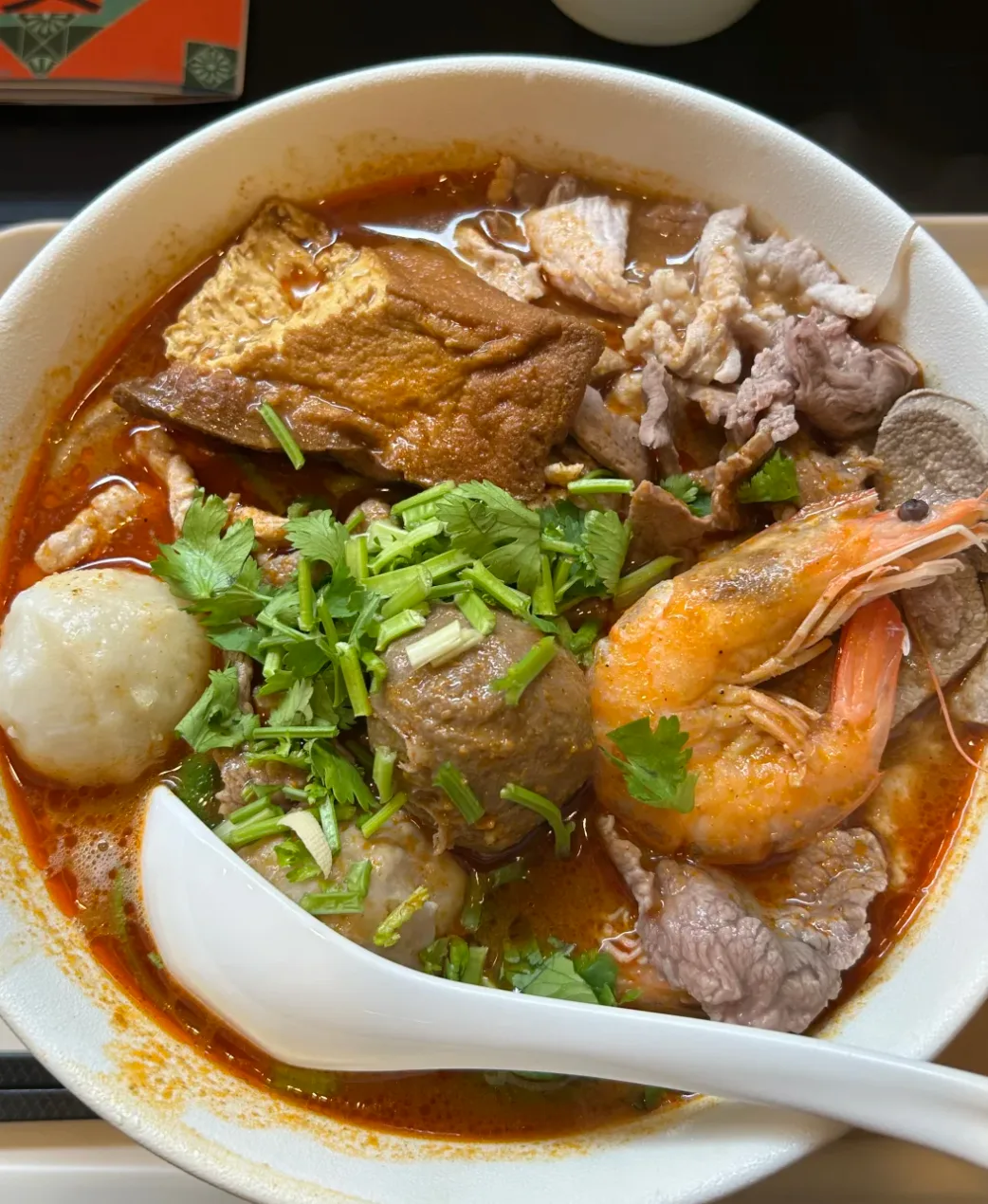 上海市内の店で提供される海老、肉、豆腐、野菜入りの麻辣燙