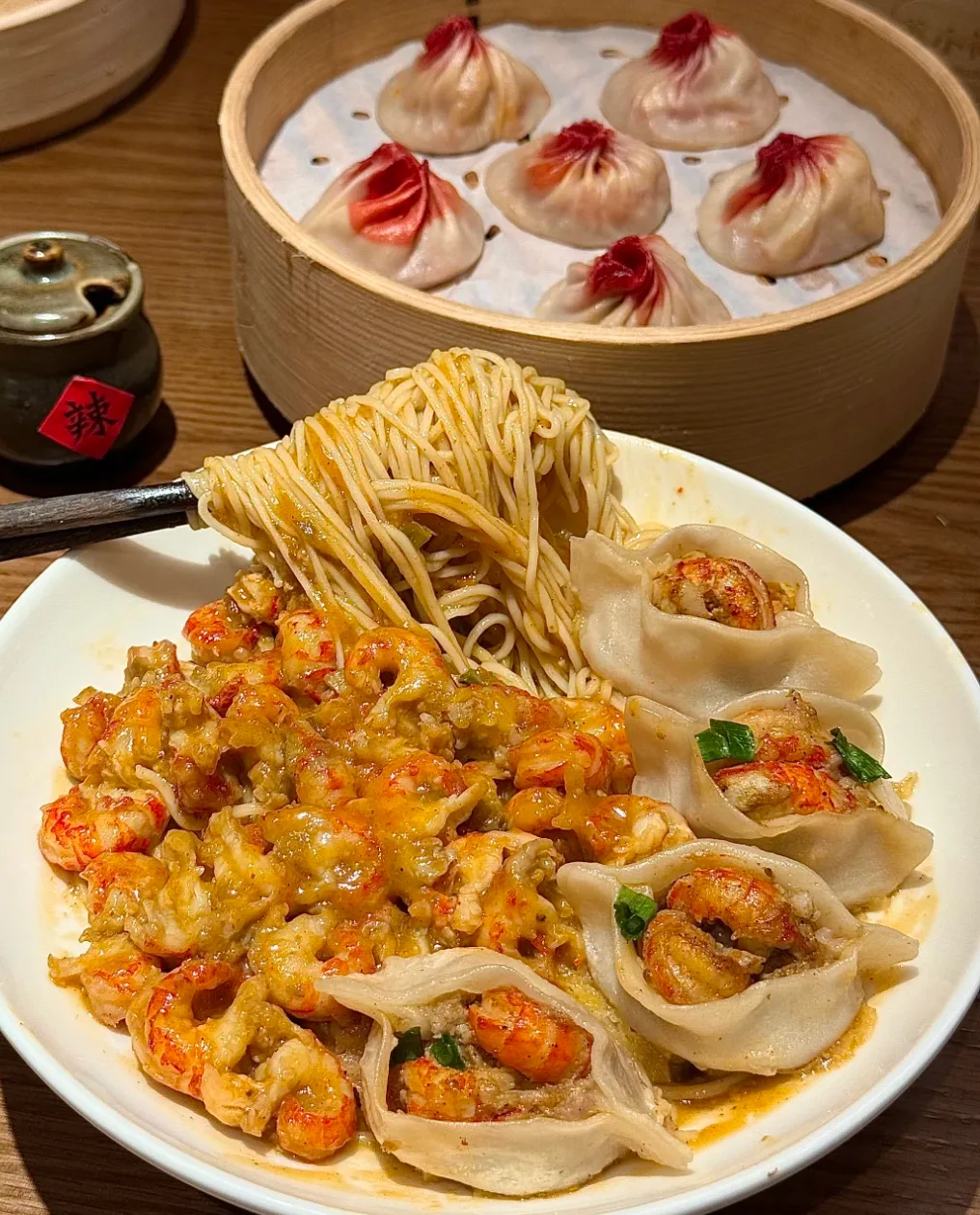 上海で食べられる小籠包、ザリガニ料理、麺を並べた食卓