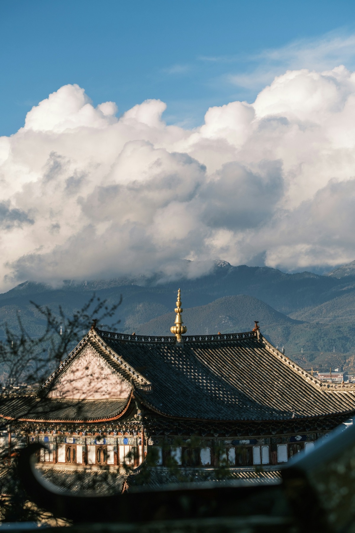 香格里拉の山と雲を背景にした寺院の屋根