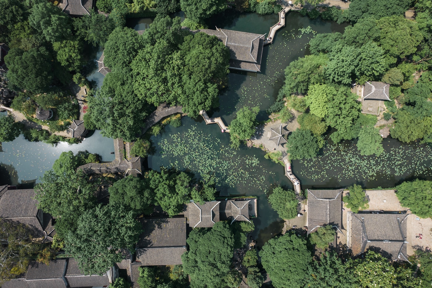 蘇州の古典庭園を空から見下ろす——水路・東屋・ジグザグの橋と緑